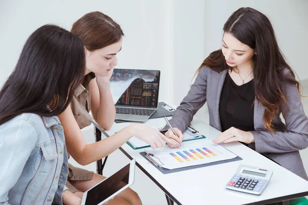 Geschäftsleute Smart Women Teamwork Meeting Gemeinsam Konferenzraum Mit Unternehmensgewinnpapieren Büro — Stockfoto