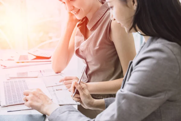 Trabajo Equipo Chicas Negocios Ayudan Juntos Escritorio Del Lugar Trabajo —  Fotos de Stock