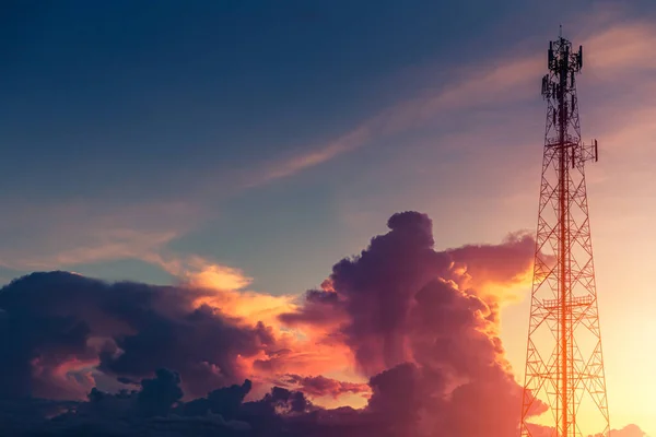 Dramatic Dusk Sky Colorful Cloud Communication Signal Tower Silhouette — Stock Photo, Image