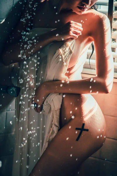 暑いアジアの女性セクシーな女の子は暑い夏の日に裸でシャワーを浴びます アートヌードモデリング写真 — ストック写真