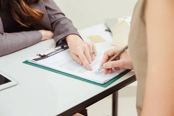 Negócio assinar contrato contrato documento legal negócio em mesa de escritório . — Fotografia de Stock