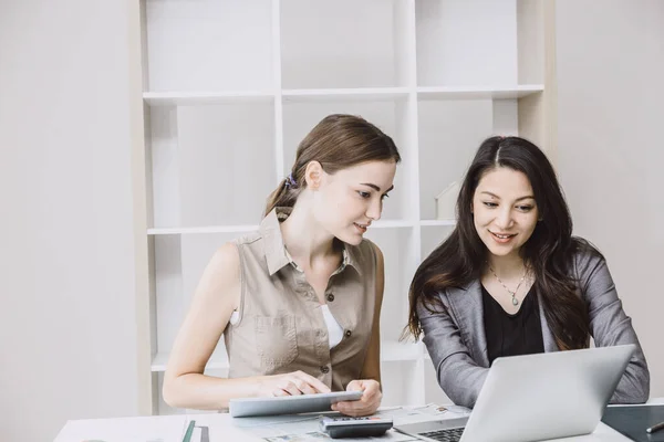 Geschäftsfrauen Helfen Zusammen Suchen Kümmern Sich Die Ausbildung Neuer Mitarbeiter — Stockfoto