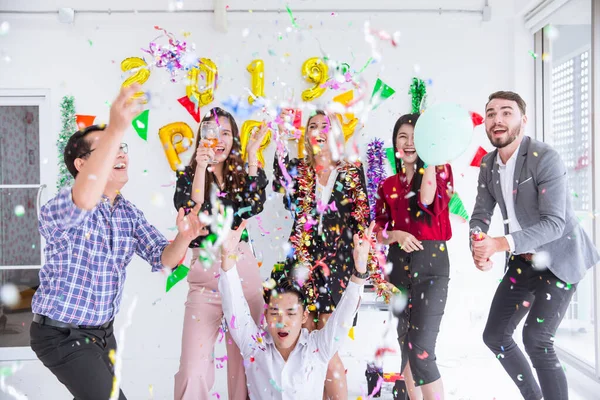 商务团队工作人员快乐地享受五彩缤纷的见面 并向在职的新年庆祝会致意 — 图库照片