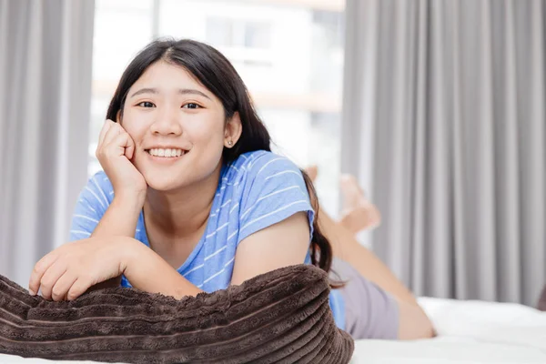 Asiática Feliz Adolescente Sonriente Vacaciones Acostado Cama Buena Vida Saludable — Foto de Stock