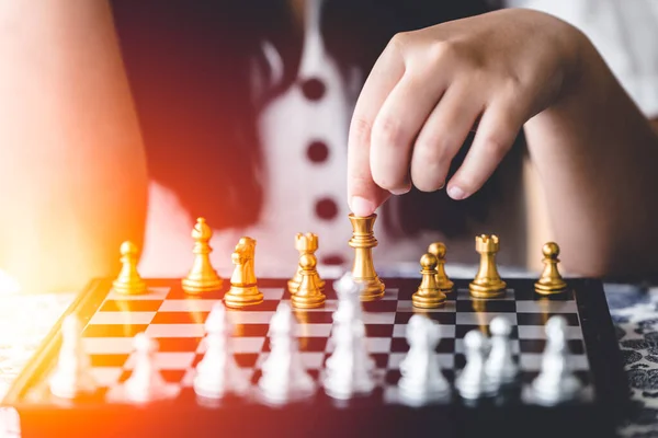 Close Menina Mão Jogar Xadrez Jogo Tabuleiro Para Cérebro Estratégia — Fotografia de Stock