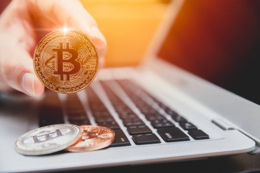 Dijital para veya yeni sanal para ödeme kavramı için dizüstü bilgisayarlı Bitcoin.