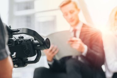 Videograf profesyonel çekim video kullanıcı gimbal kamera dengeleyici iş adamı sahnesinde anti-shake aygıt teknolojisi.