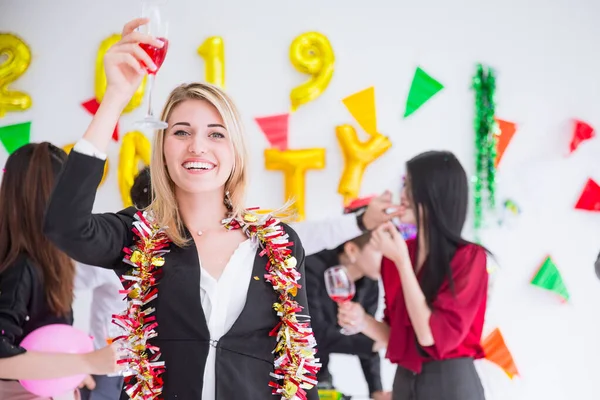 Ejecutiva Mujer Negocios Felicitar Feliz Sonrisa Divertida Con Bebida Oficina —  Fotos de Stock