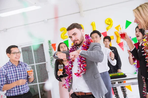 领队跳舞的人喝得烂醉如泥 商务人士在办公室欢庆新年活动中的欢乐派对 — 图库照片
