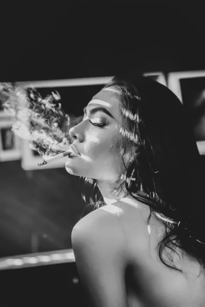 Sexy Dama Fumando Ventana Modelado Blanco Negro Arte Fotografía Monótono — Foto de Stock