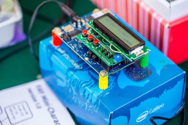 Intel Galileo, Intel 'in Intel x86 32bit mikrokontrol gösterisine dayanan geliştirici eğitimi için Arduino gömülü sistem tahtası. Bangkok, 20 Ocak 2018.