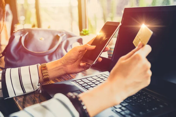 Empresaria usando teléfono móvil haciendo tarjeta de crédito en línea payme — Foto de Stock