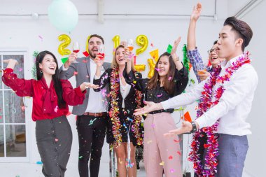 Ofisteki iş adamları yeni yıl kutlamalarının tadını çıkarıyorlar..