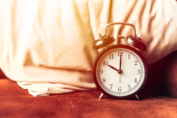 Alarm Klok Het Bed Het Kussen Voor Slaaptijden Wakker Timer — Stockfoto