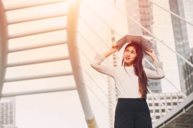 İş kadınları, ultraviyole ışınlarla oluşan sıcak güneş ışığının çilleri ve kırışıklıkları cilde zarar vereceğinden endişelenirler.