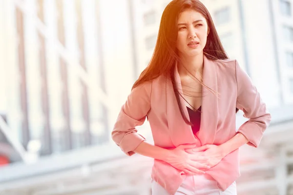 Asiatische Frau Vor Magen Schmerzhafte Anzeichen Von Eierstockendometriose Und Schokoladenzysten — Stockfoto