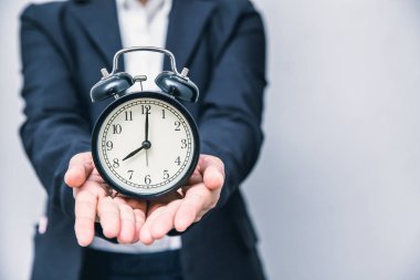 Times konsepti ver. İş saatinde insanlar metin için yer açar.