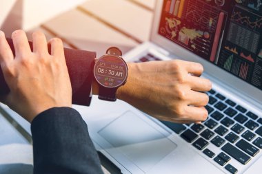 Smart Watch 'a sağlıklı bakanlar her gün adımlarını ve kalp atışlarını takip ediyorlar..