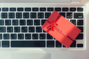 Yeni yıl için dizüstü bilgisayar klavyesinde küçük değerli hediye kutusu veya Kara Cuma online alışveriş konsepti.