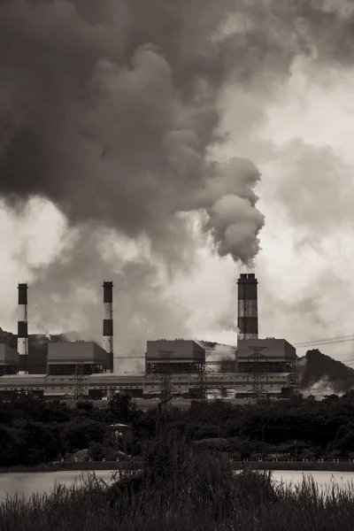 工厂烟囱中的空气污染烟雾 黑暗可怕的天空垂直拍摄 — 图库照片
