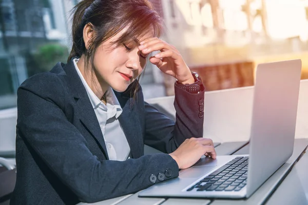 Mujer Negocios Asiática Sintiendo Dolor Cabeza Migraña Malo Leer Malas — Foto de Stock