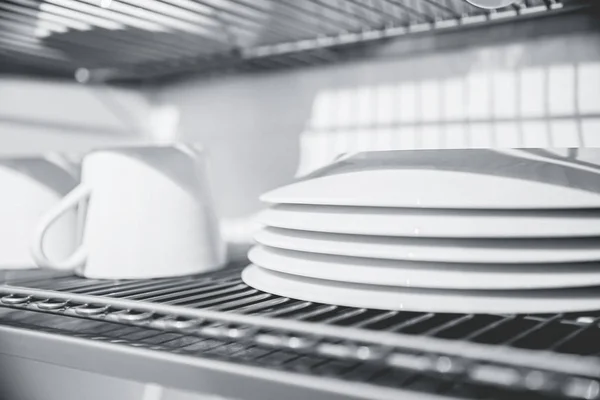 Керамические Плиты Посуда Чашки Уборка Держать Чистом Сухом Месте Посудомоечная — стоковое фото