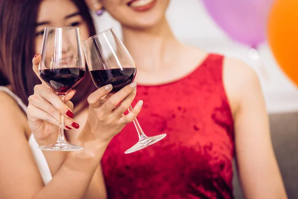 Zwei Asiatische Frauen Trinken Rotwein Hand Klingende Gläser Zusammen Party — Stockfoto