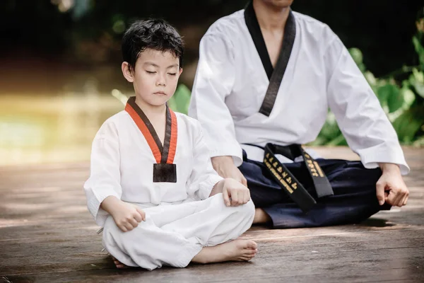 Chasseur Enfant Uniforme Taekwondo Assis Concentration Pour Entraînement Corps Auto — Photo