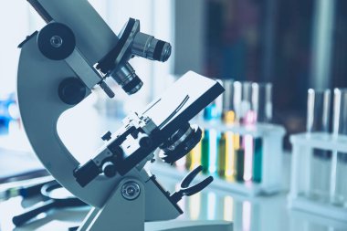 Fen laboratuarındaki mikroskop araçları mavi renk ton arkaplanı