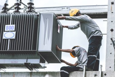 Teknisyen ya da elektrik mühendisi kurulumu, yeni elektrik akımı transformatörü büyüklüğündeki 800 kva 'nın yerini aldı..