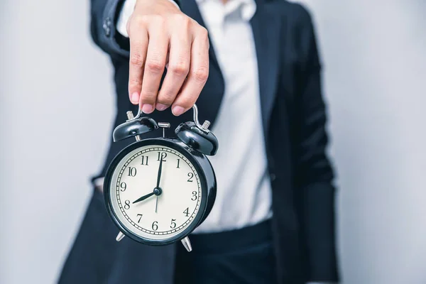 Geschäftsleute Mit Uhrzeiten Die Für Dringende Warnungszeitverzögerungen Anzeigen Oder Arbeitskonzept — Stockfoto