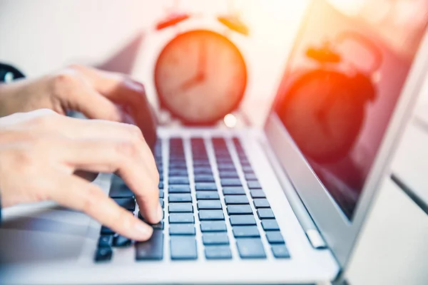 Mão Fechada Trabalhando Computador Portátil Livre Com Relógio Tempo Para — Fotografia de Stock