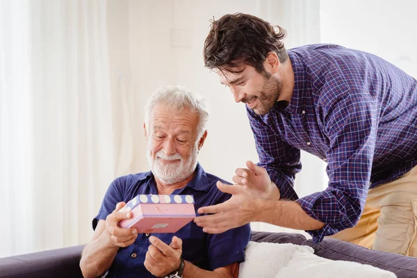 Anciano Feliz Saludo Con Caja Regalo Presente Hijo Sentado Sala — Foto de Stock