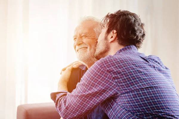 Hombre Beso Anciano Hijo Saludo Encuentro Anciano Para Amor Abuelo — Foto de Stock