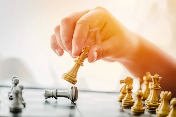 Gente Jugando Mano Ajedrez Juego Mesa Jaque Mate Ganador Concepto — Foto de Stock