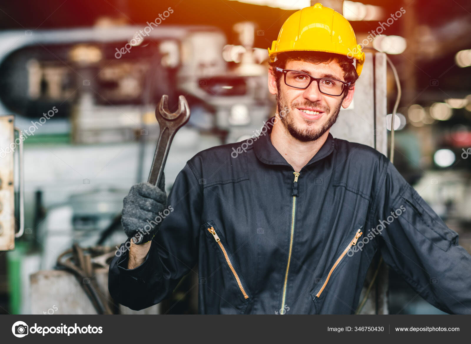 Trabajador feliz, retrato guapo trabajo con cinturón de herramientas de  traje de seguridad y hombre de servicio de radio en fábrica.