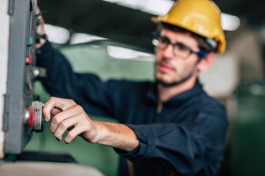Genç meslek teknisyenleri ağır makineleri fabrikada otomatik Cnc 'ye çalıştırıyorlar..