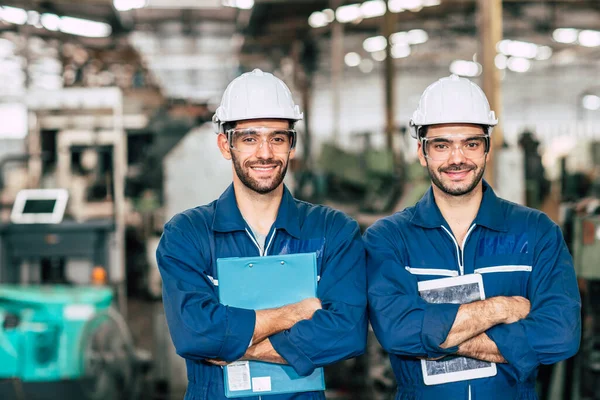 Retrato Equipe Happy Engineer Trabalhador Sorrindo Trabalhando Juntos Fábrica Indústria — Fotografia de Stock