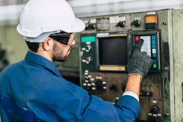 Hombre Trabajador Fábrica Opera Máquina Industria Trabajo Alta Habilidad Con — Foto de Stock