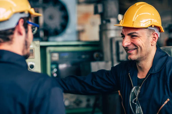 Trabajador Feliz Ingeniero Técnico Industrial Sonriente Disfrutar Trabajar Junto Con — Foto de Stock