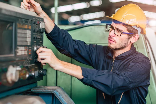 プロの若い労働者の眼鏡 Cncマシンコントロールパネルのエンジニアは 業界の工場で働く安全スーツとヘルメットを着用 — ストック写真