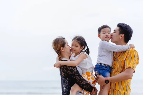 Азиатская Семья Милый Красивый Открытый Вместе Белым Пространством Текста — стоковое фото