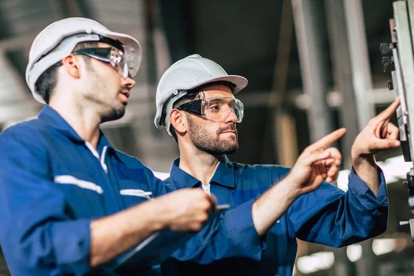 Ingeniero Trabajo Equipo Que Comprueba Panel Control Enseña Nuevo Trabajador — Foto de Stock