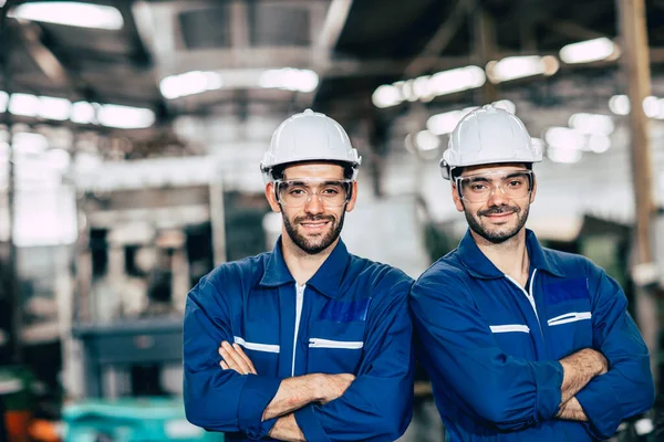 Equipe Engenharia Retrato Sorriso Indústria Pesada Fábrica Homens Trabalhando Juntos — Fotografia de Stock