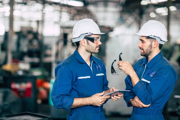 エンジニアチームは 労働者と協力して工場機械の安全性をチェックし 一緒に話す — ストック写真