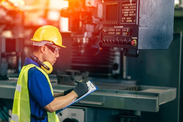 Ingeniero Asiático Comprobando Máquina Fábrica Trabajador Escribiendo Nota Con Papel — Foto de Stock