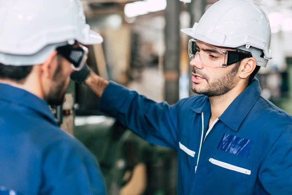 Equipo Ingenieros Hablando Juntos Para Discutir Lugar Trabajo Fábrica —  Fotos de Stock