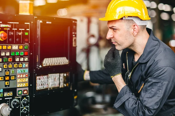 工場労働者の男性は機械を操作します安全服で高い技能労働産業 — ストック写真