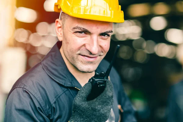 労働者技術者の手の肖像工業工場の同僚との通信を話すための無線を保持し 安全スーツを警告 — ストック写真