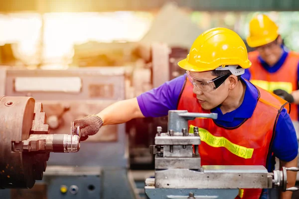 Aziatische Ingenieur Werknemer Met Behulp Van Vernier Caliper Grootte Controleren — Stockfoto